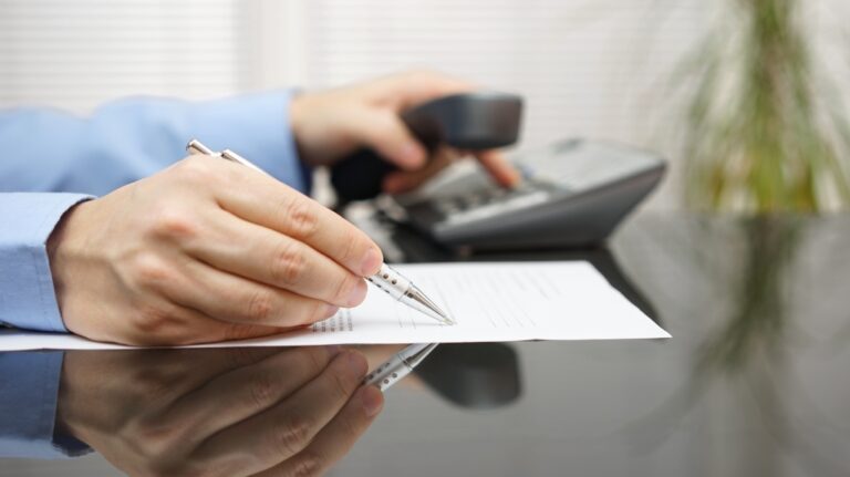 client is calling lawyer for advice